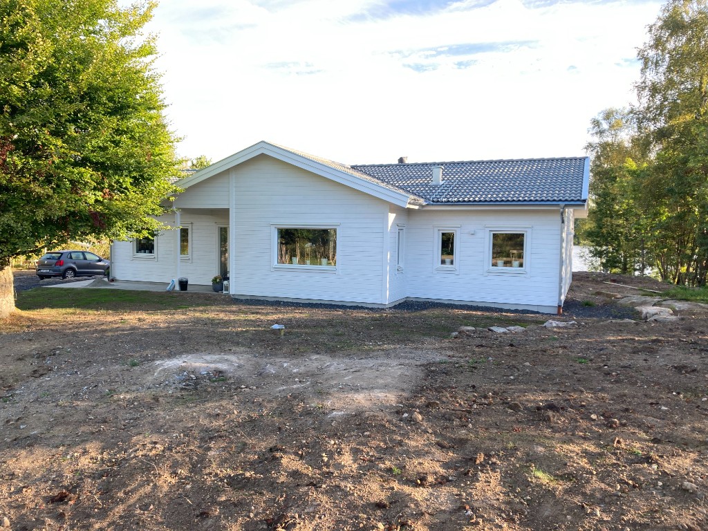 Färdig vit villa i Hjortsjö, fasad mot gården