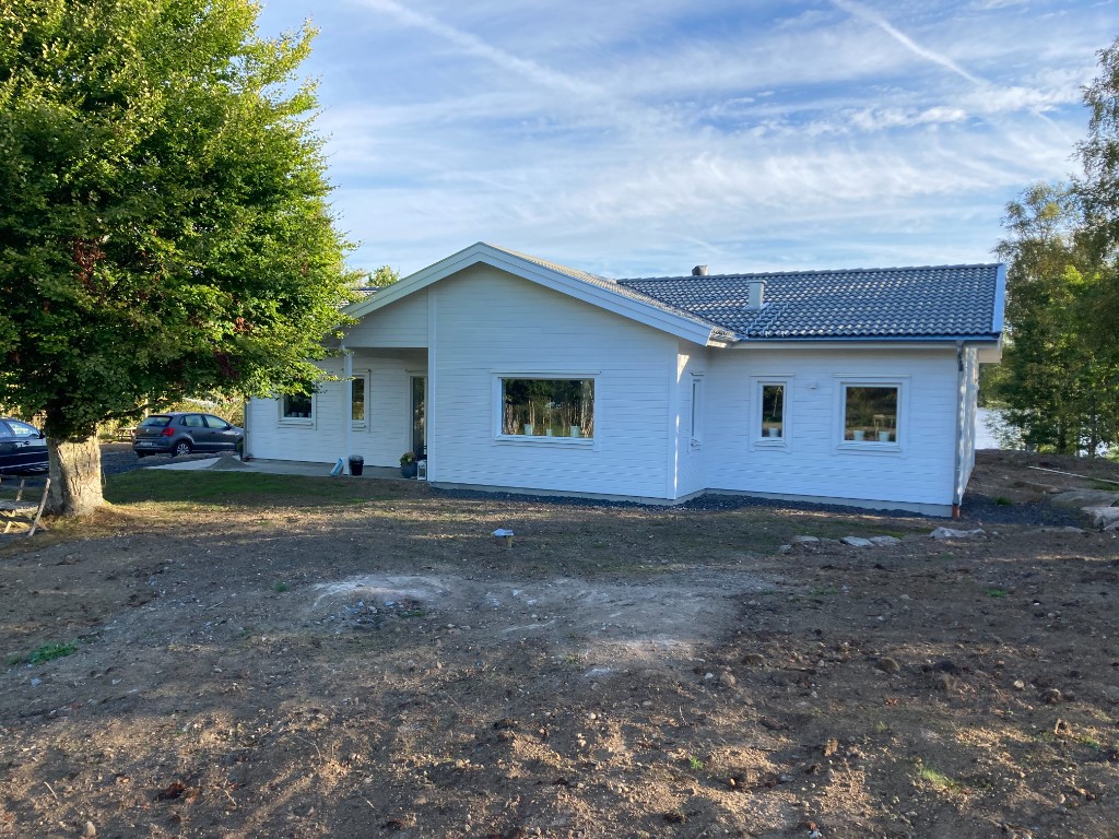 Färdig vit villa i Hjortsjö, vy från sidan